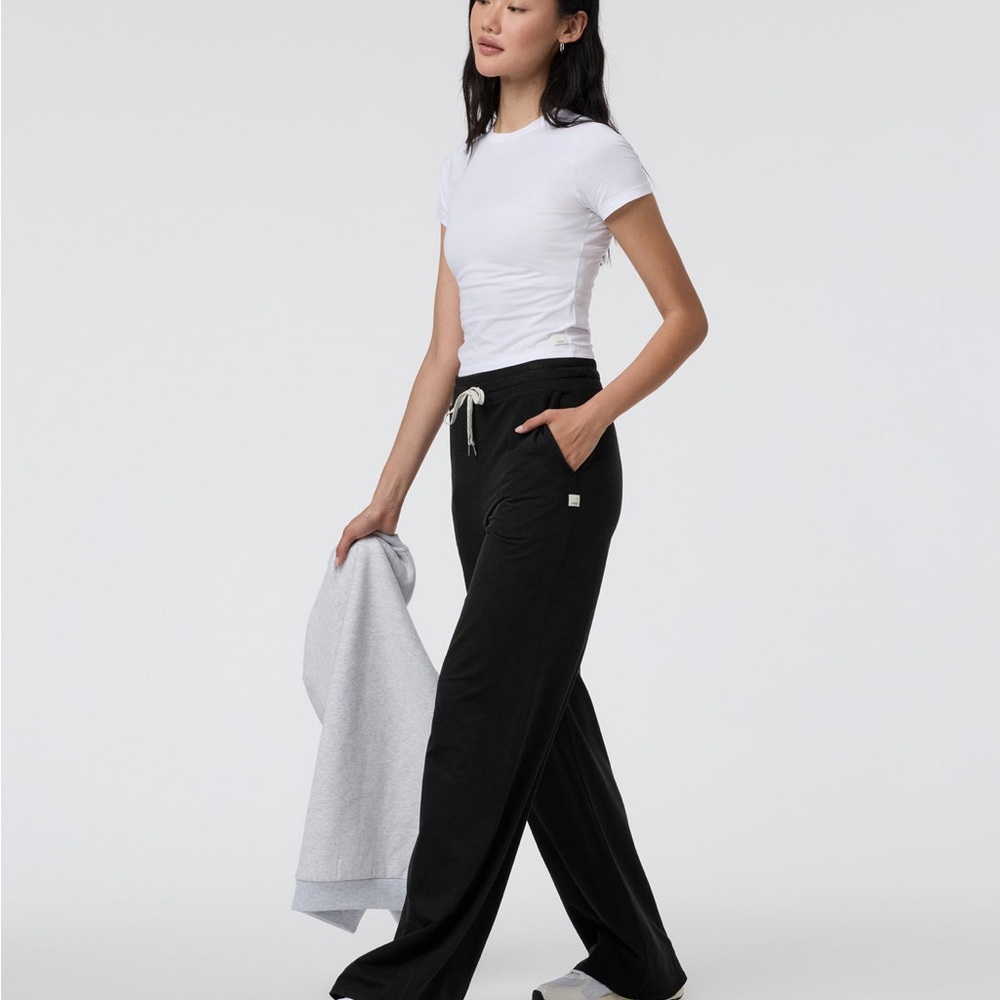 Vuori Black Halo Essential Wide leg Pant size medium